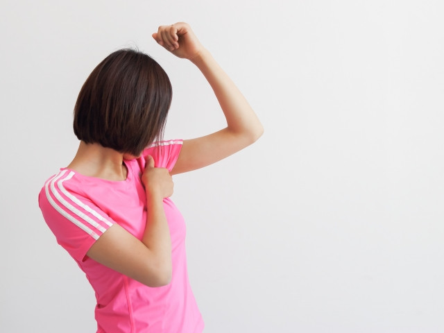 脇を確認する女性